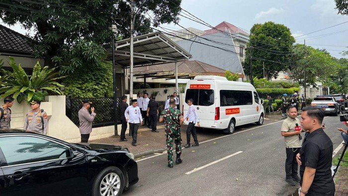 **Jenazah Wapres ke-6 RI Try Sutrisno Tiba di Rumah Duka, Suasana Duka Menyelimuti Menteng**