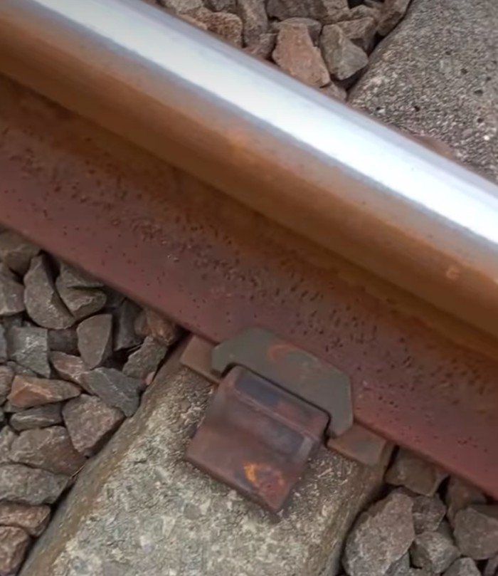 Viral: Sejumlah Pengait Rel Dekat Citayam Hilang, Ini yang Terjadi!