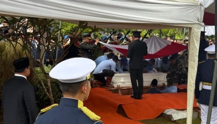 Prabowo Pimpin Upacara Pemakaman Wapres Ke-6 Try Sutrisno, Momentum Kebhinekaan di TMP Kalibata