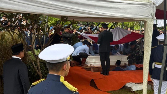 Prabowo Pimpin Upacara Pemakaman Wapres Ke-6 Try Sutrisno, Momentum Kebhinekaan di TMP Kalibata