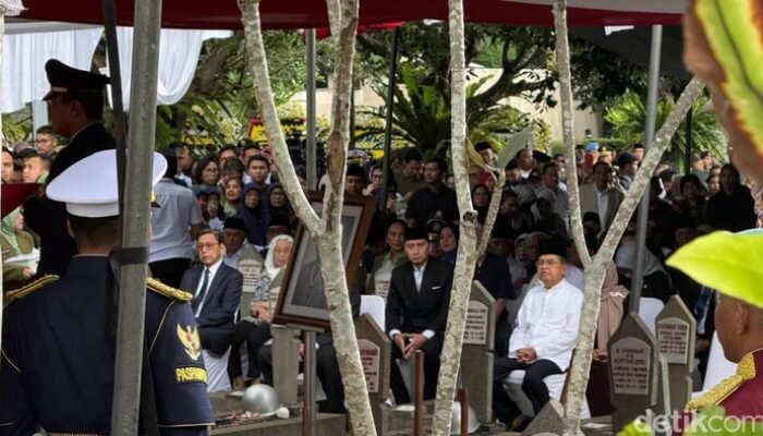 **SBY-JK-Boediono Berbagi Duka di Pemakaman Try Sutrisno di TMP Kalibata**