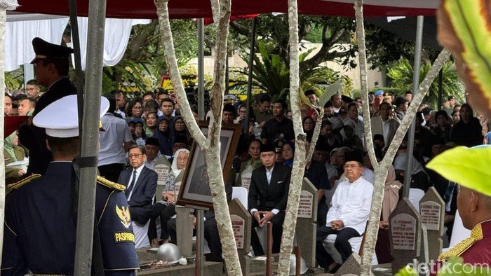 **SBY-JK-Boediono Berbagi Duka di Pemakaman Try Sutrisno di TMP Kalibata**