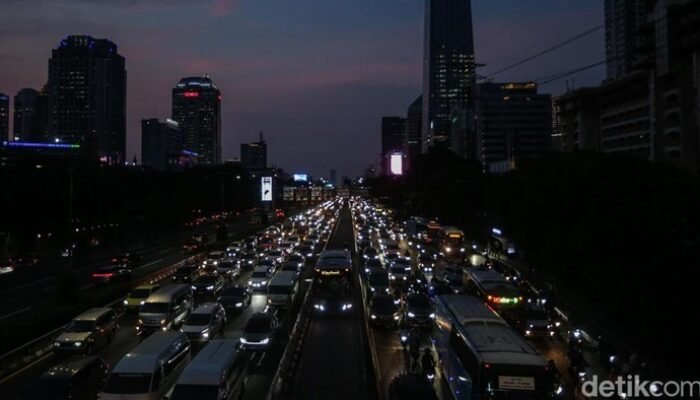 “Tol Janger Macet Panjang, Warga Kejebak Berjam-jam di Tol Tomang: Krisis Lalu Lintas yang Tak Terprediksi”
