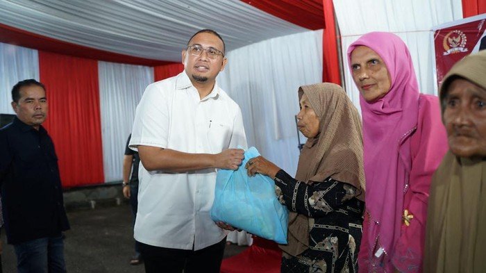 Andre Rosiade Berikan 5.000 Paket Sembako, Warga Dharmasraya Bersyukur