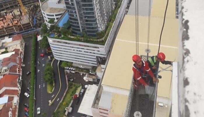 **Tragedi Surabaya: Pekerja Apartemen Tewas Tergantung di Gondola 15 Menit dalam Hujan Badai**