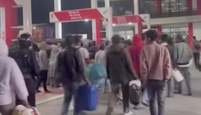 Warga Aceh Ramai-ramai Antre di SPBU, Beli BBM Pakai Jeriken: Apa yang Terjadi?