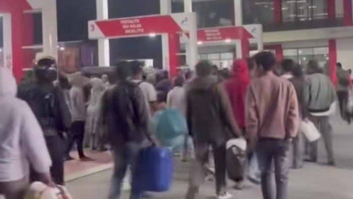 Warga Aceh Ramai-ramai Antre di SPBU, Beli BBM Pakai Jeriken: Apa yang Terjadi?