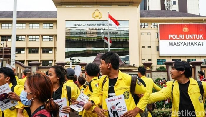 “Mahasiswi UI Minta Maaf atas Aksi Coret-coret Serban Polwan di Mabes Polri”