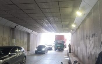 Truk Kontainer Nyangkut di Underpass Pramuka, Lalin Jakarta Timur Terhambat