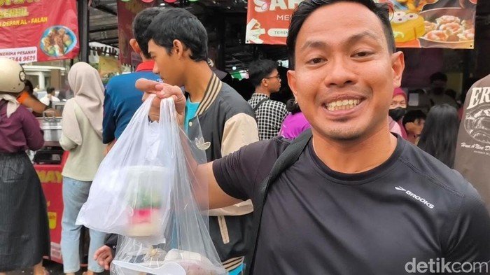 Pelancong Malaysia Jadi Bintang di 'War' Takjil Benhil yang Viral di TikTok