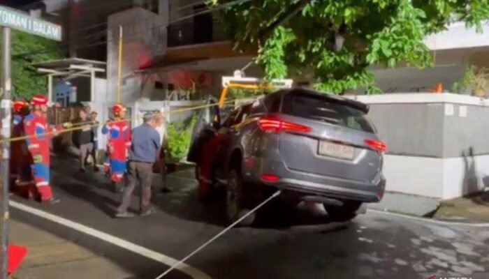 “Anak Pak Eben Belajar Nyetir Malam-malam Malah Nyungsep ke Saluran Air: Tragedi Menahun di Balik Gairah Belajar”