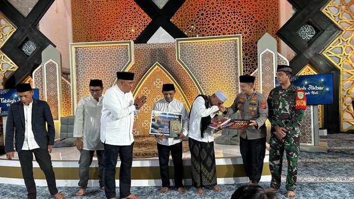 2.000 Al-Quran Dibagikan Polres Bogor, Peringati Nuzulul Quran dengan Aksi Nyata!
