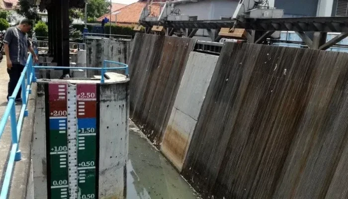 Hujan Deras Jakarta: Pintu Air Pasar Ikan Siaga 2, Warga Siap Copot!