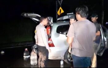 Tengah Malam Mobilnya Mogok, Lansia di Bogor Diantar Pulang Polisi, Kisah Baik yang Menghangatkan Hati!