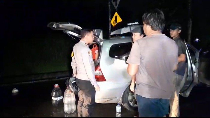 Tengah Malam Mobilnya Mogok, Lansia di Bogor Diantar Pulang Polisi, Kisah Baik yang Menghangatkan Hati!