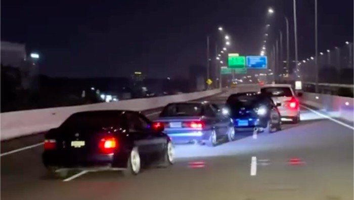 Konvoi Mobil Zig-zag di Tol Becakayu: Polisi Tegur aksi Berbahaya ini!