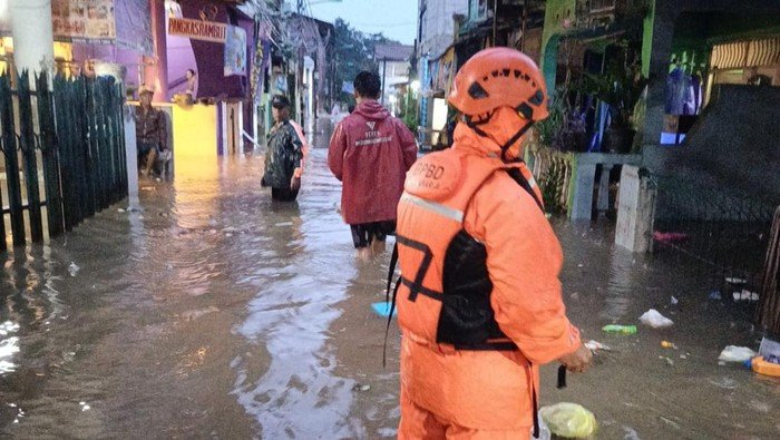 Banjir Menerjang Jakarta, 48 RT dan 16 Jalan Terendam Setelah Hujan Lebat