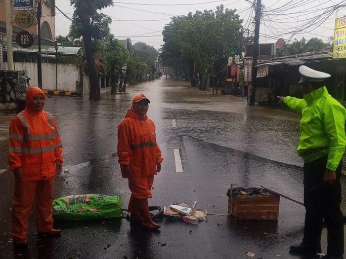 Banjir Menerjang Jalan Meruya Jakbar, Kendaraan Tersndat di Tengah Lalu Lintas!