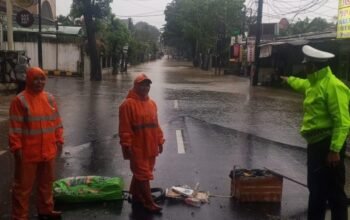 Tragedi Banjir di Jalan Meruya Jakbar, Kendaraan Tak Berdaya di Genangan Air!
