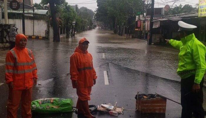 Tragedi Banjir di Jalan Meruya Jakbar, Kendaraan Tak Berdaya di Genangan Air!