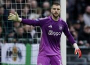 “Ajax dalam Kebuntuan, Maarten Paes Bertarung untuk Kemenangan Pertamanya”