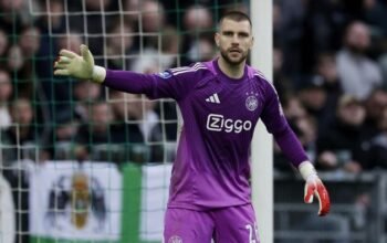 “Ajax dalam Kebuntuan, Maarten Paes Bertarung untuk Kemenangan Pertamanya”