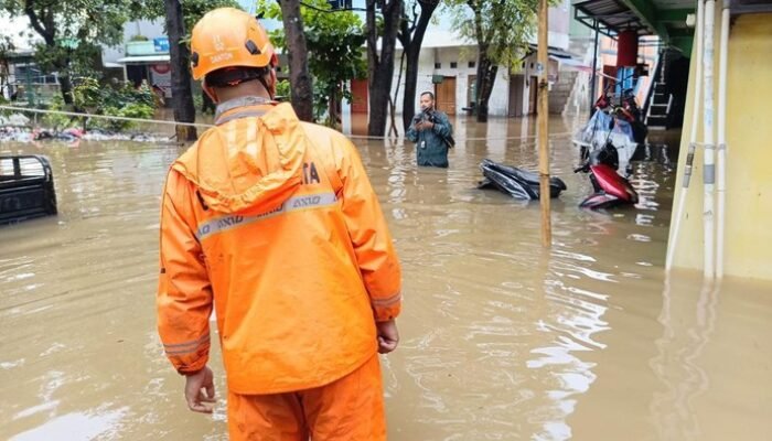 Banjir Jakarta Menerjang 105 RT, Warga Berjuang melawan Genangan