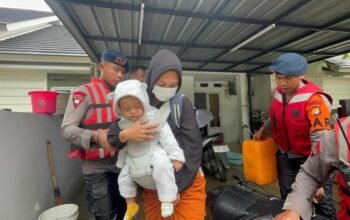 “Banjir 1 Meter di Ciledug, Tim SAR Brimob Selamatkan 50 Anak dari Dalam Rumah!”