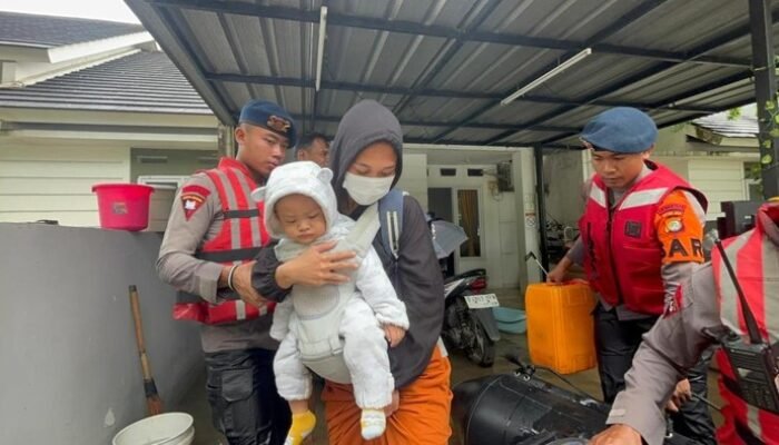 “Banjir 1 Meter di Ciledug, Tim SAR Brimob Selamatkan 50 Anak dari Dalam Rumah!”