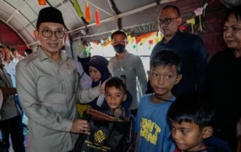 **Menbud Fadli Zon Salurkan Bantuan di Situs Budaya Banuaraja, Aceh**
