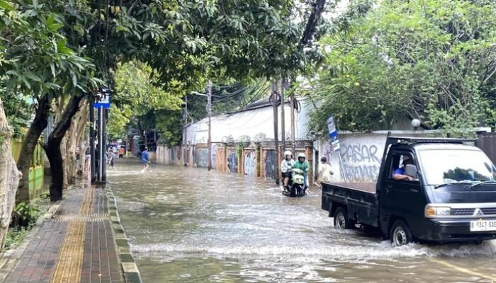 **Pengendara Tuntun Motor Terobos Banjir di Kemang-Mampang Jaksel, Ancam Keselamatan Siapa?**