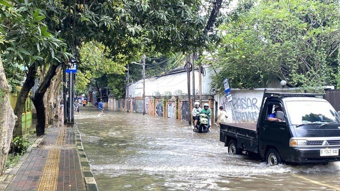 **Pengendara Tuntun Motor Terobos Banjir di Kemang-Mampang Jaksel, Ancam Keselamatan Siapa?**