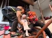 Banjir Menerjang Mampang Jaksel Brimob Polda Selamatkan Lansia hingga Anak-Anak
