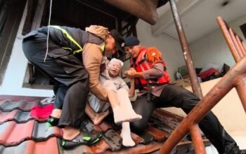 Banjir Menerjang Mampang Jaksel Brimob Polda Selamatkan Lansia hingga Anak-Anak