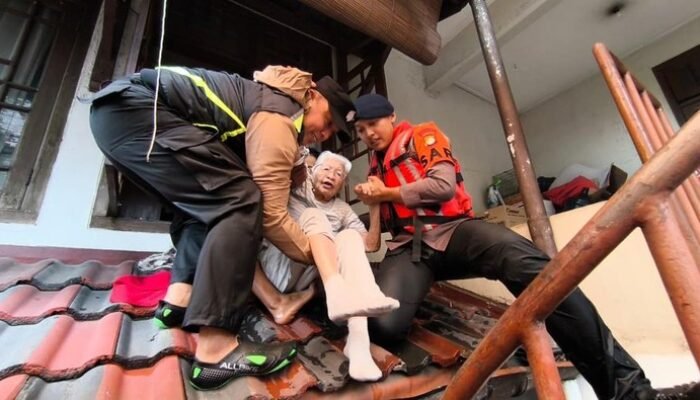 Banjir Menerjang Mampang Jaksel Brimob Polda Selamatkan Lansia hingga Anak-Anak