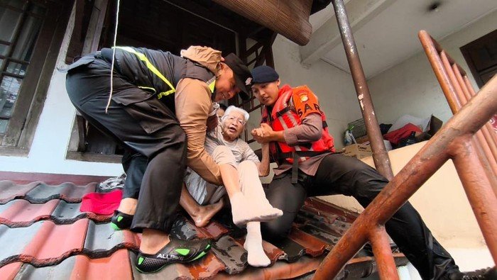 Banjir Menerjang Mampang Jaksel Brimob Polda Selamatkan Lansia hingga Anak-Anak