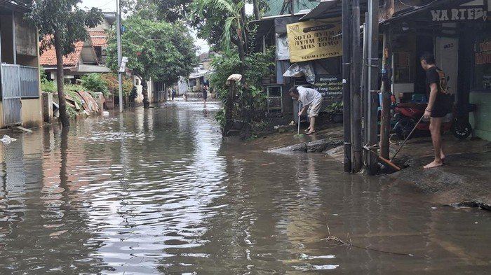 Banjir 2 Meter di Pela Mampang, Warga Jaksel Bersusah Payah Evakuasi!