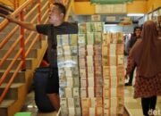 “Tak Takut Dirampok, Jasa Tukar Uang Pinggir Jalan Dijaga ‘Mata-mata’ Berkat Teknologi Canggih”