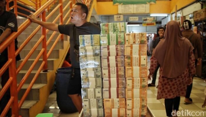 “Tak Takut Dirampok, Jasa Tukar Uang Pinggir Jalan Dijaga ‘Mata-mata’ Berkat Teknologi Canggih”