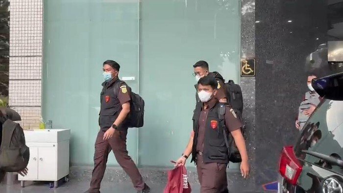 **Kejagung Sita Bukti Elektronik Usai Geledah Komisioner Ombudsman Yeka Hendra: Tanda Baru Perang melawan Korupsi?**