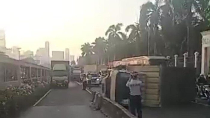[Truk Terguling di Depan DPR, Lalin Macet: Investasi Jalan, Prioritas atau Awan Belaka?]