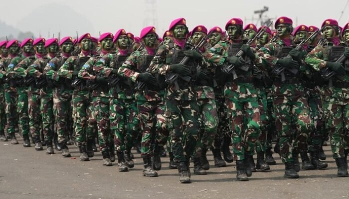 Kaster TNI Kembali, Membangunkan Era Gus Dur yang Terlupakan