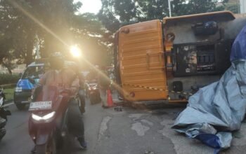 **Darurat! Truk Crane Terguling di Tebet, Jalan Terpotong, Macet Menerjang**