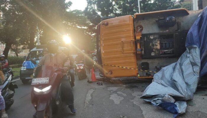 **Darurat! Truk Crane Terguling di Tebet, Jalan Terpotong, Macet Menerjang**