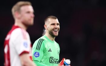 [Hore! Maarten Paes Akhirnya Menang di Liga Belanda, Piala Emas Bagi Klubnya]