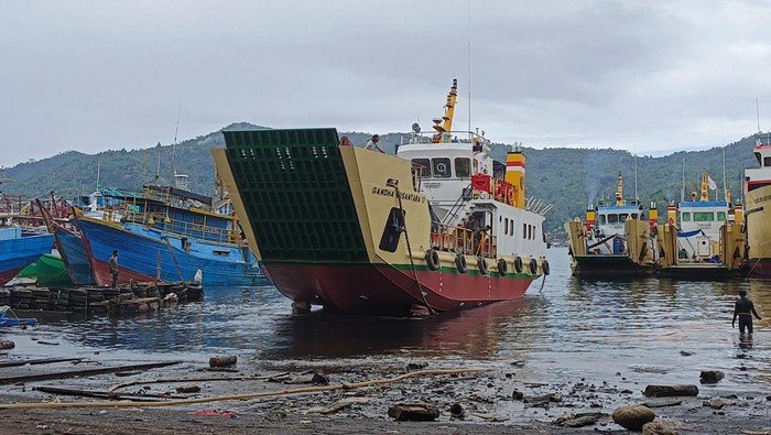 Kapal Pelni Terdampak Gelombang Tinggi, 7 Kru Dipastikan Selamat - Alternatif 1