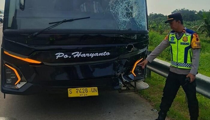 Tragedi Tol Batang: Bus Tabrak 5 Mobil Pemudik, Nyawa Selamat!