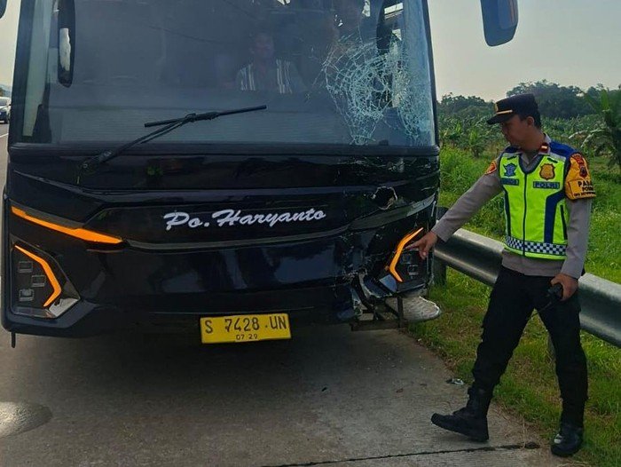 Tragedi Tol Batang: Bus Tabrak 5 Mobil Pemudik, Nyawa Selamat!