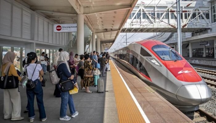 Siapakah di Balik Rekor Penumpang Whoosh 301 Ribu saat Lebaran?