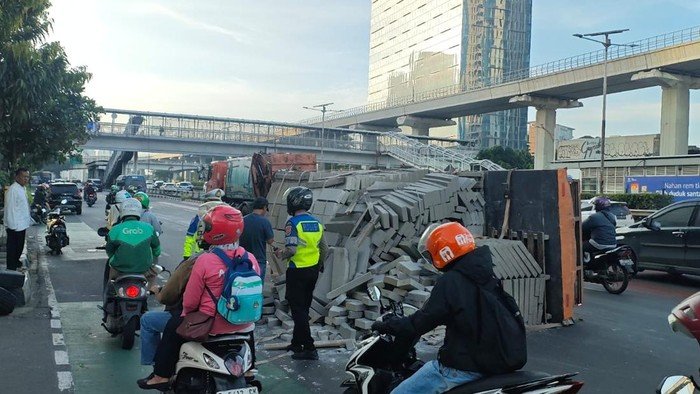 Truk Terguling di Gatsu Pagi Ini, Muatan Hebel Berserakan: Bencana di Jalan Raya!